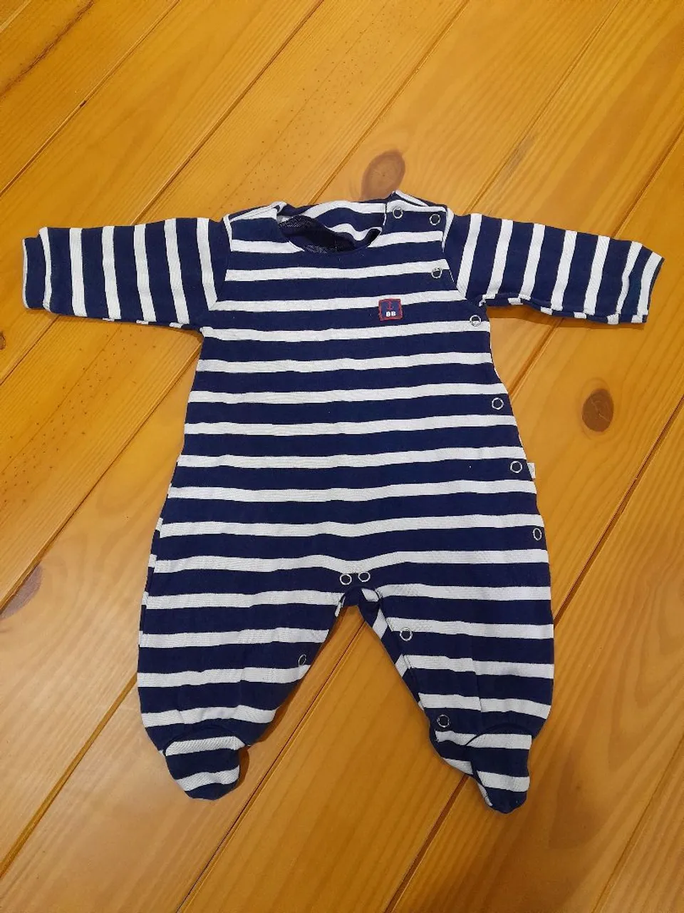 Macacão listrado de bebê