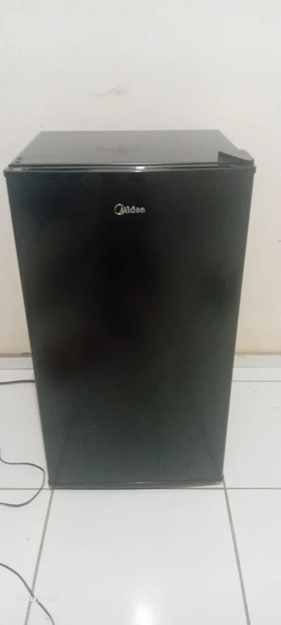 Vendo Geladeira Midea Compacta 120 litros 