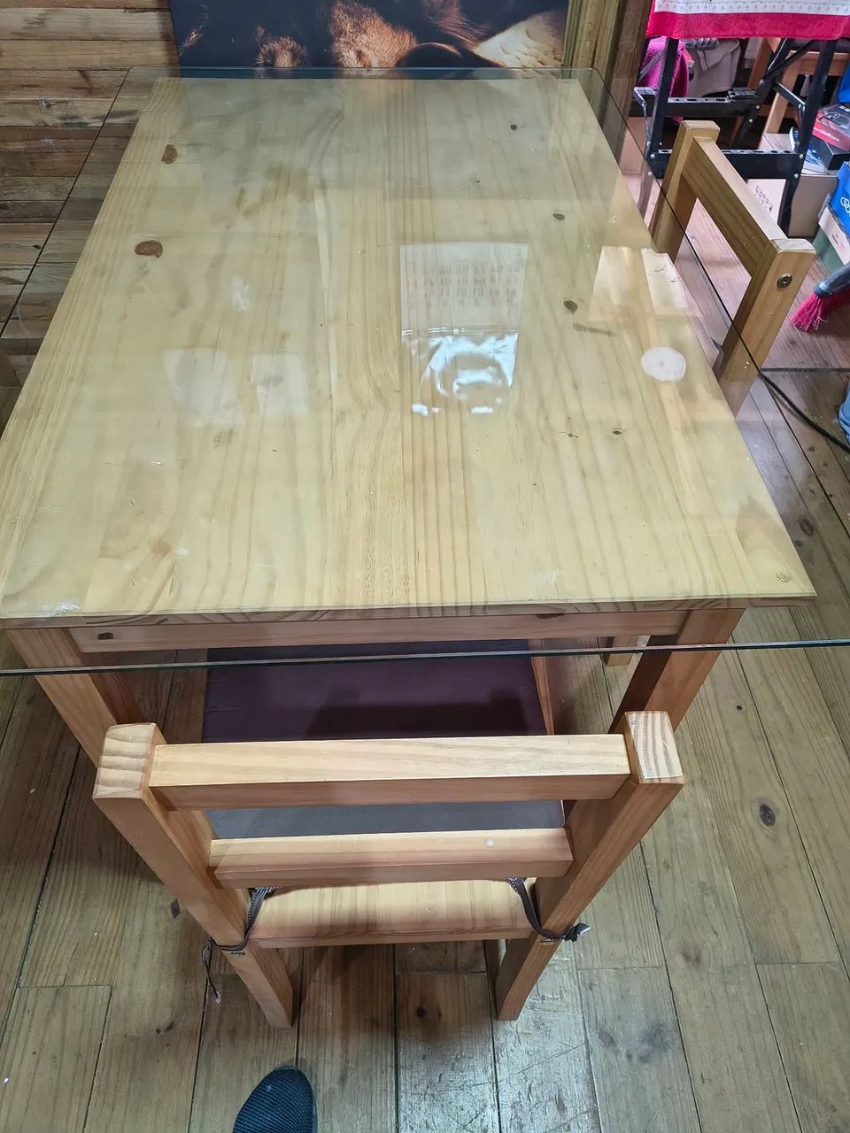 Mesa de madeira semi nova, com vidro 8mm 4 cadeiras  - Foto 2