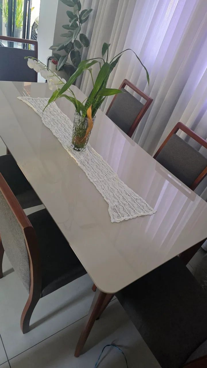 Mesa com tampa de vidro com 6 cadeiras 