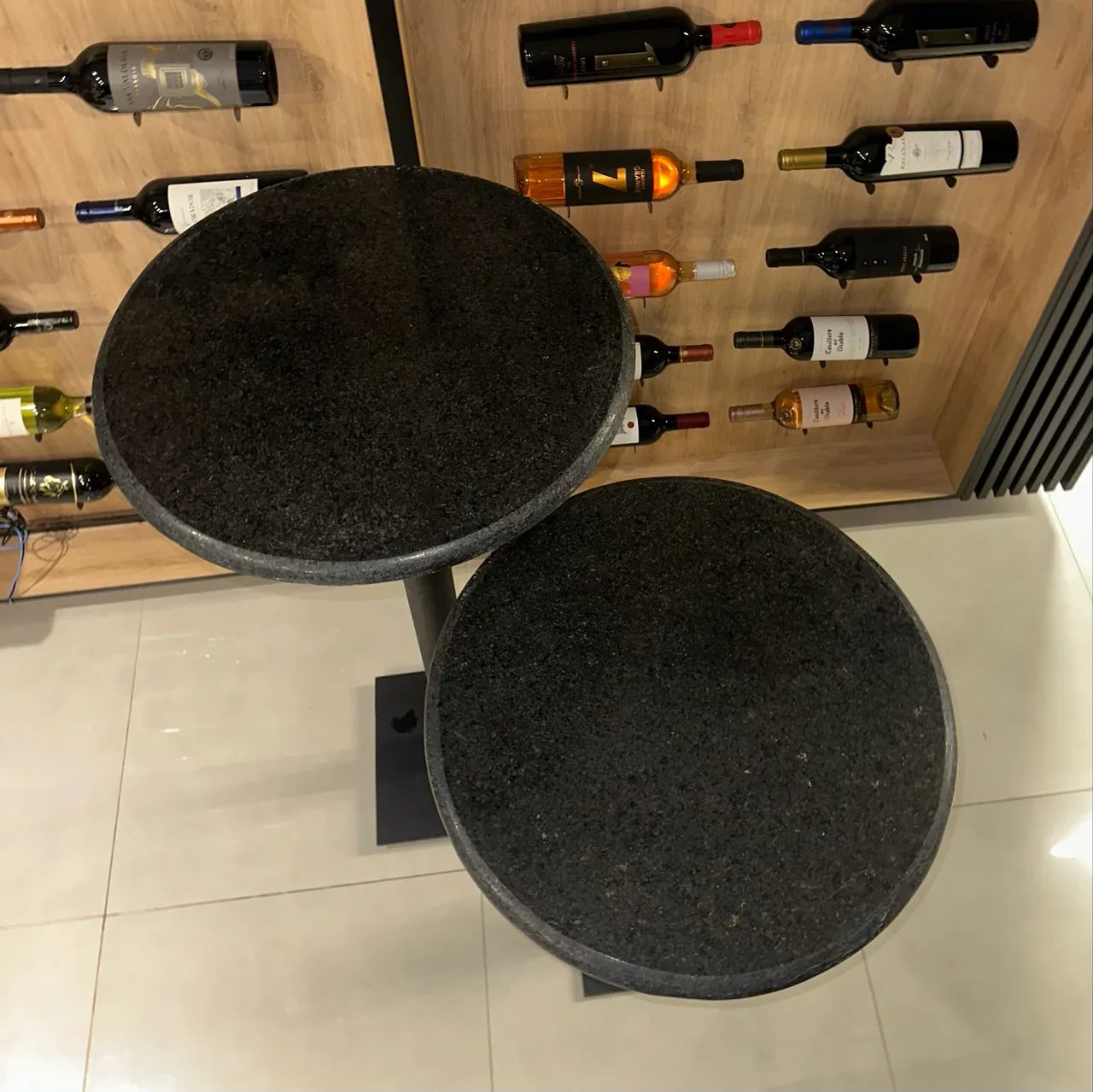 Mesas / Bistros - pé de ferro e tampo de pedra