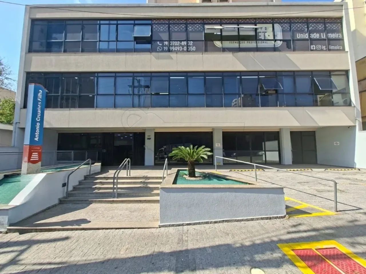 Sala comercial com 164m² de área útil no Centro da cidade.