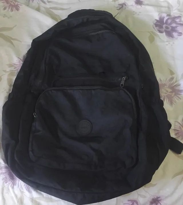 Vendo Mochila Preta grande Semi Nova 