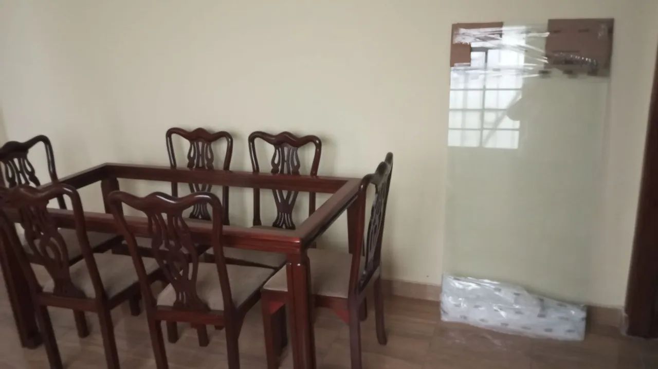 Mesa mogno com 6 cadeiras