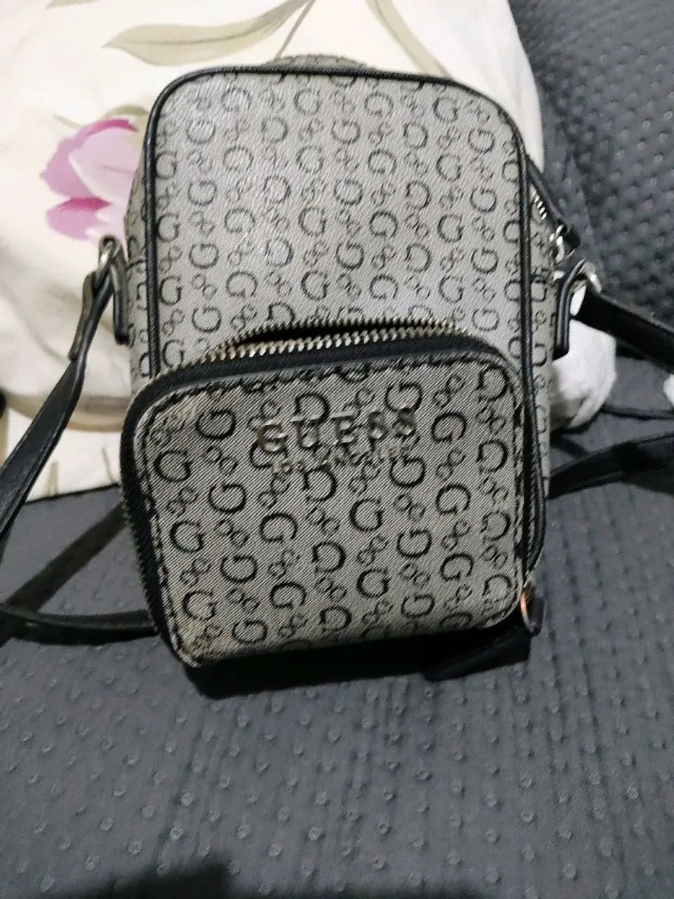 Bolsa Guess Transversal Cinza - Foto 4