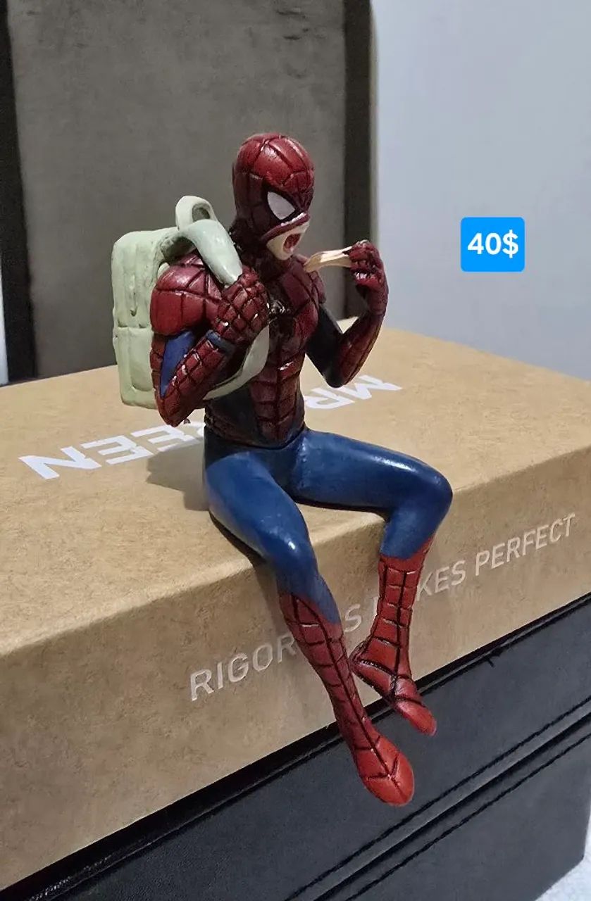 Miniatura do Homem-Aranha comendo pizza 