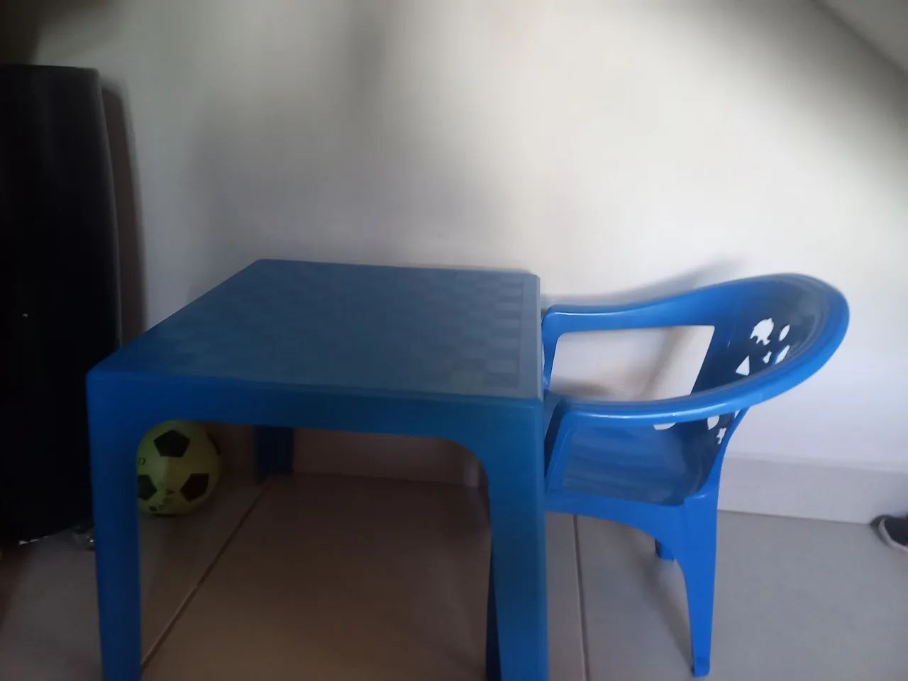Vendo uma mesinha reforçada de plástico infantil , com uma cadeirinha,e um sofazinho 