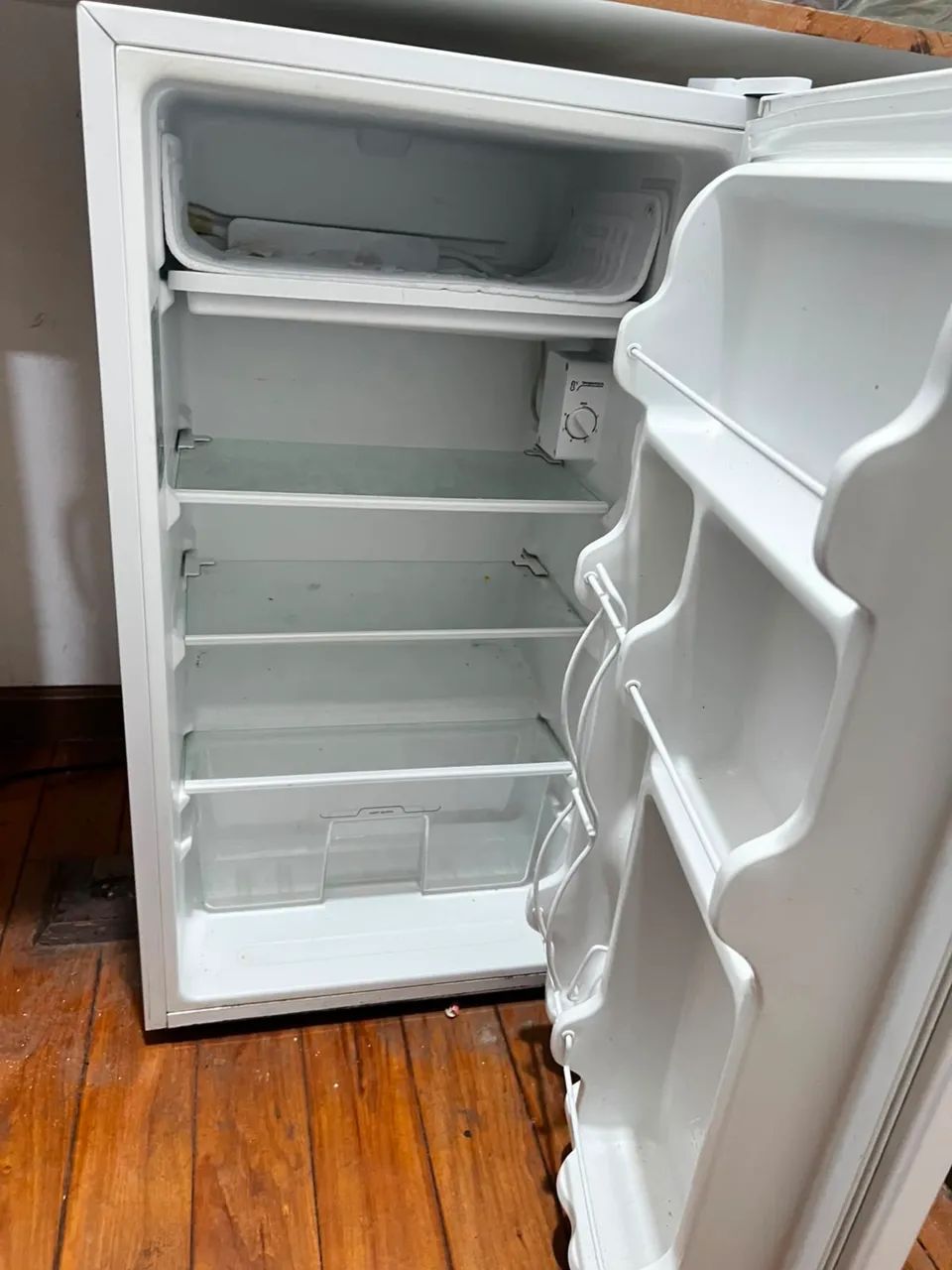 Frigobar semi novo 