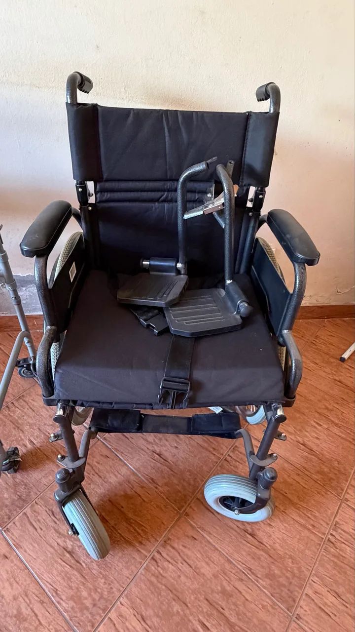 Cadeira de Rodas e Acessórios  - Foto 2