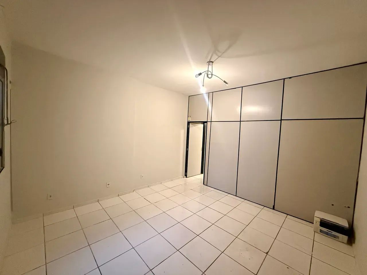 Sala com antesala e banheiro, Ed Maletta, clara e arejada, andar alto, frente elevadores.