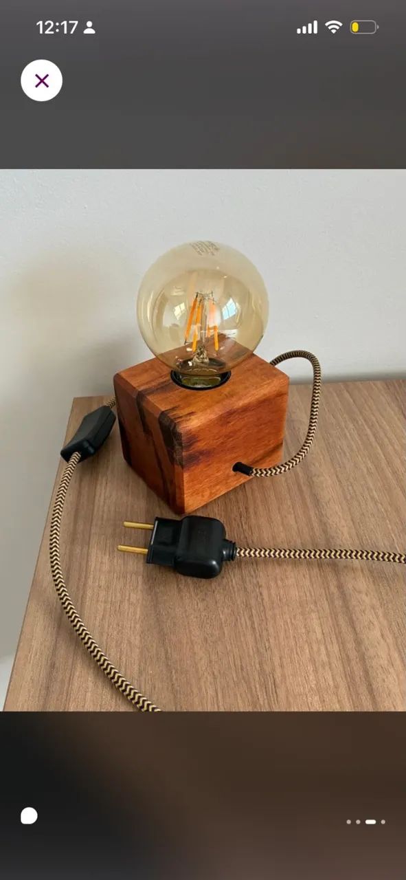 Luminária de mesa de madeira com lâmpada LED