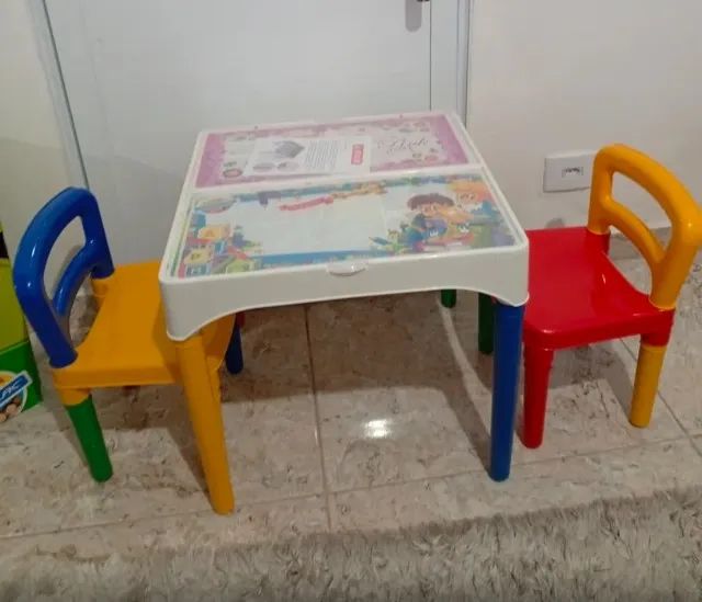 Mesa de atividades infantil