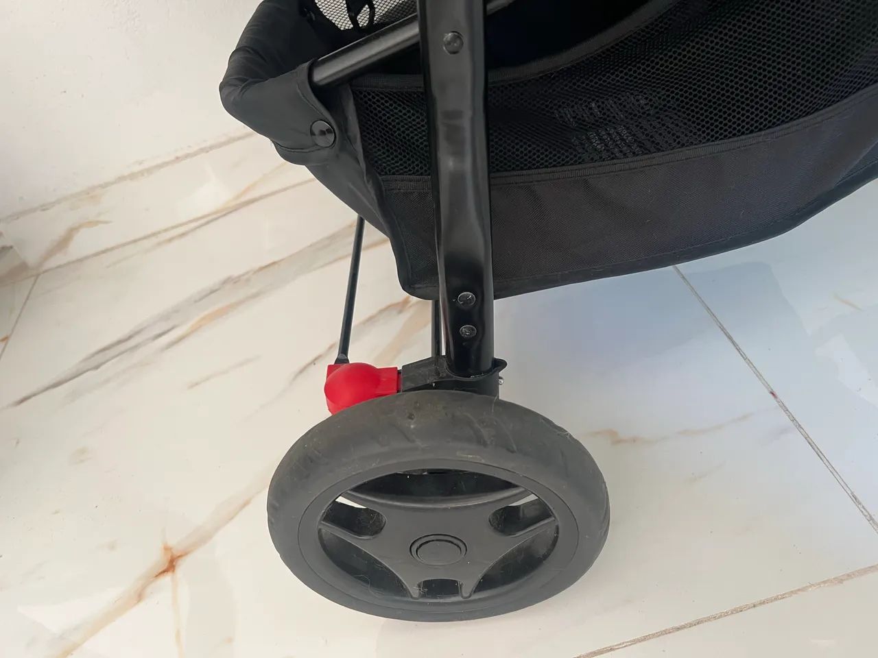 Carrinho com bebê conforto cosco 