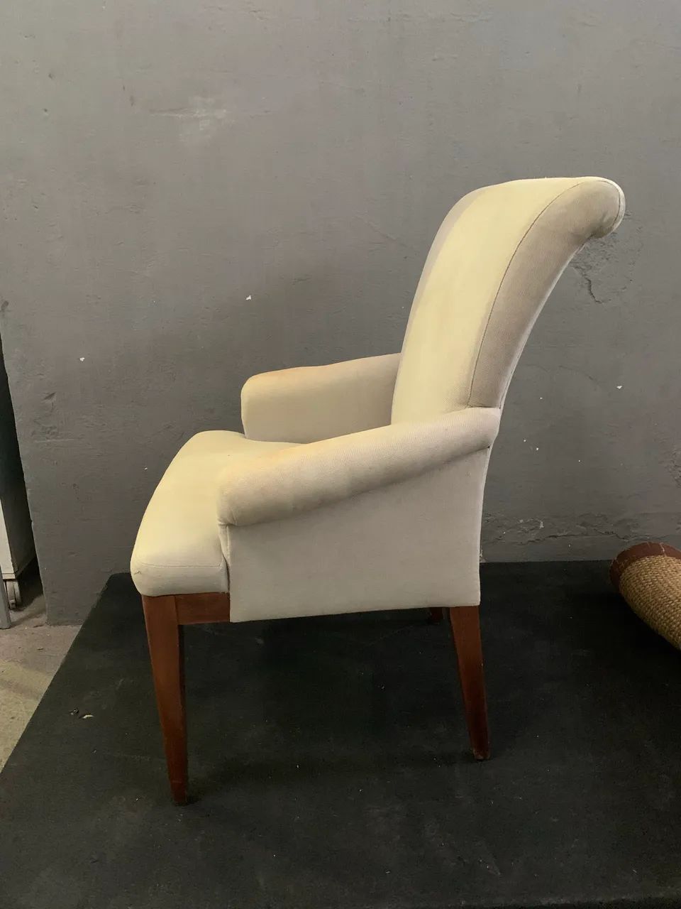Poltrona Artefato Estofada Bege Pés Madeira Maciça - P/ Reestofar - Foto 4