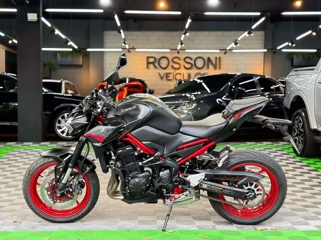 Kawasaki Z900 2021, extremamente conservada.