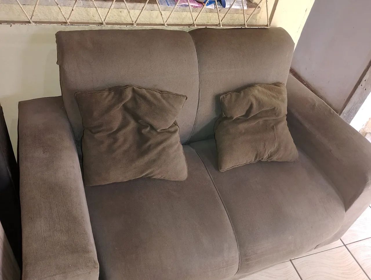 VENDO UM SOFÁ E 2 POLTRONAS