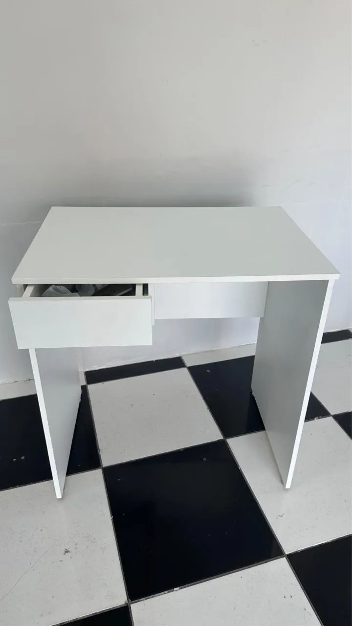 Mesa branca com gaveta  - Foto 2