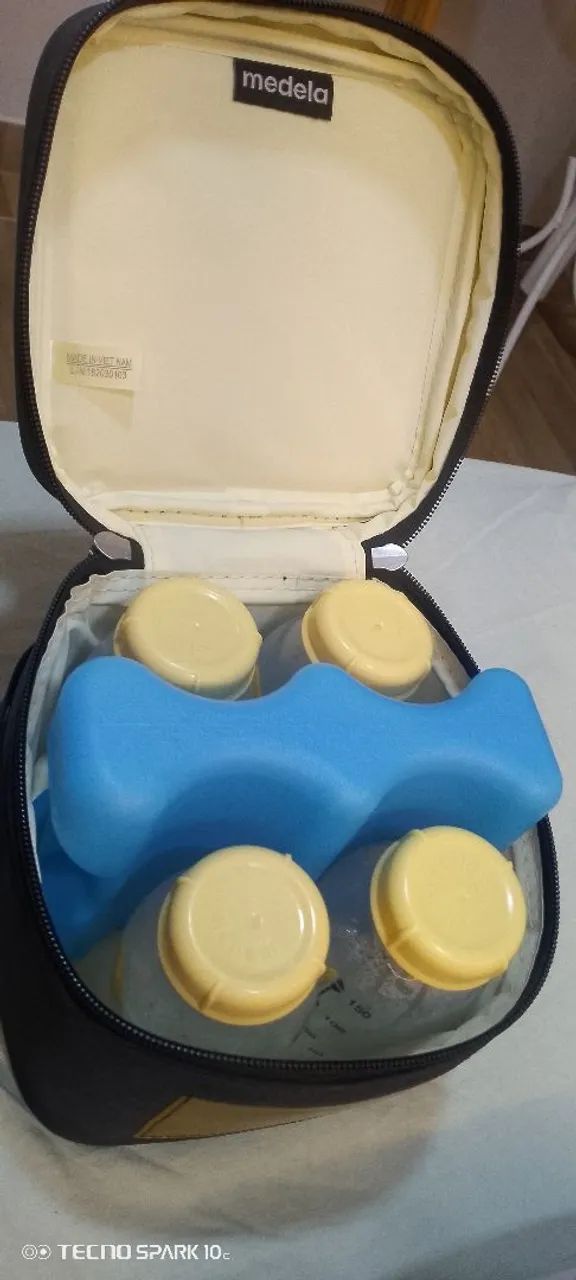 Kit com bolsa térmica e 4 recipientes para armazenar leite. 