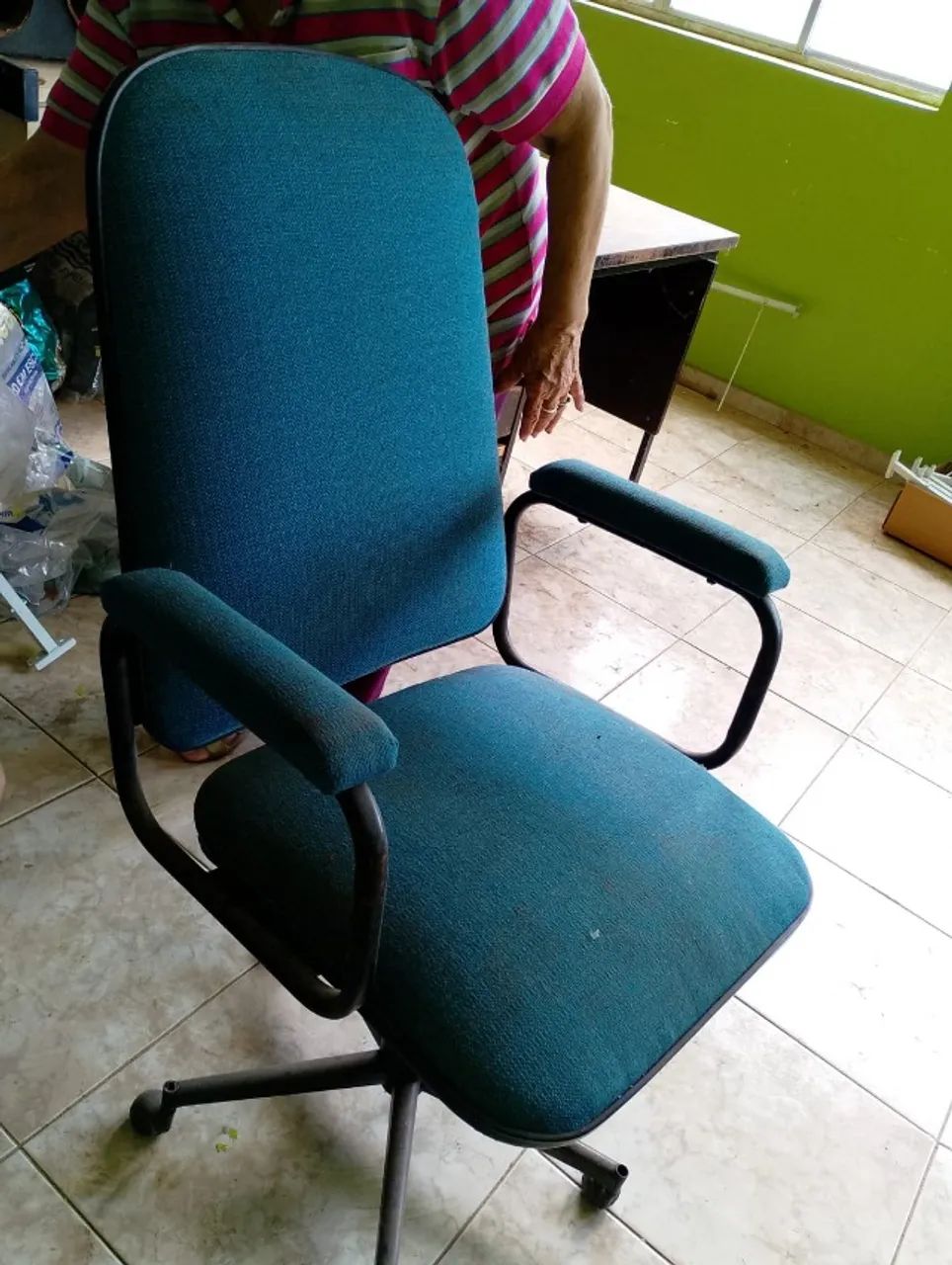 Cadeiras de escritorio uma com rodinhas e outra sem - Foto 3