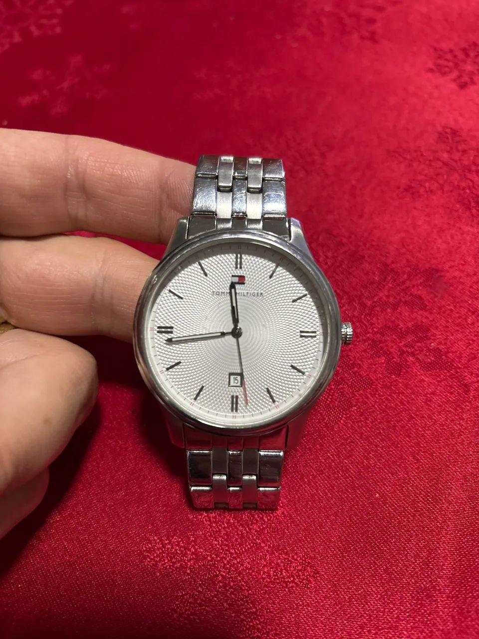 Relógio Tommy Hilfiger fundo branco pérola