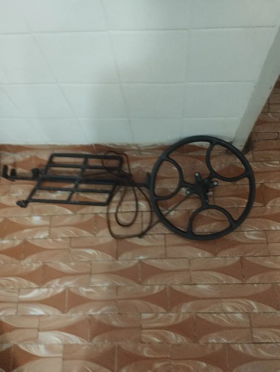 Roda e pedal de ferro da Máquina Singer - Foto 4