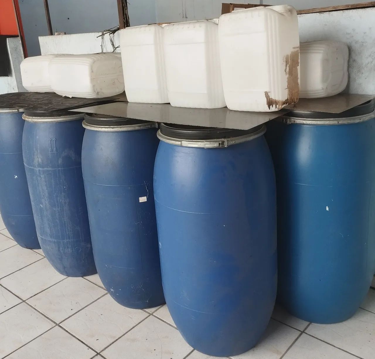 9 Bombonas de 100L com cinta para lacrar e 20L