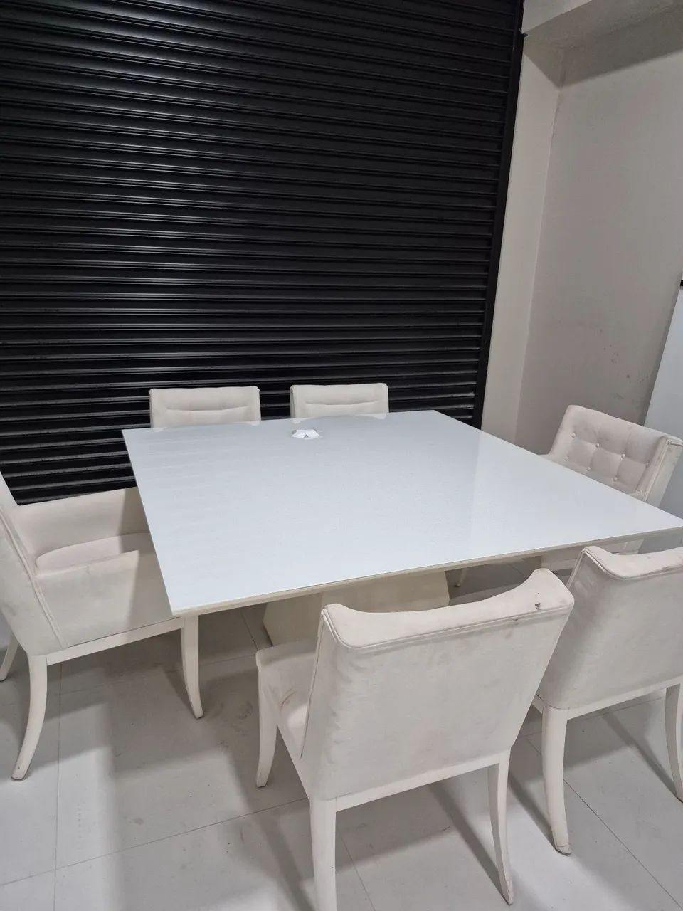 Mesa quadrada com tampo de madeira e vidro jateado - Foto 2