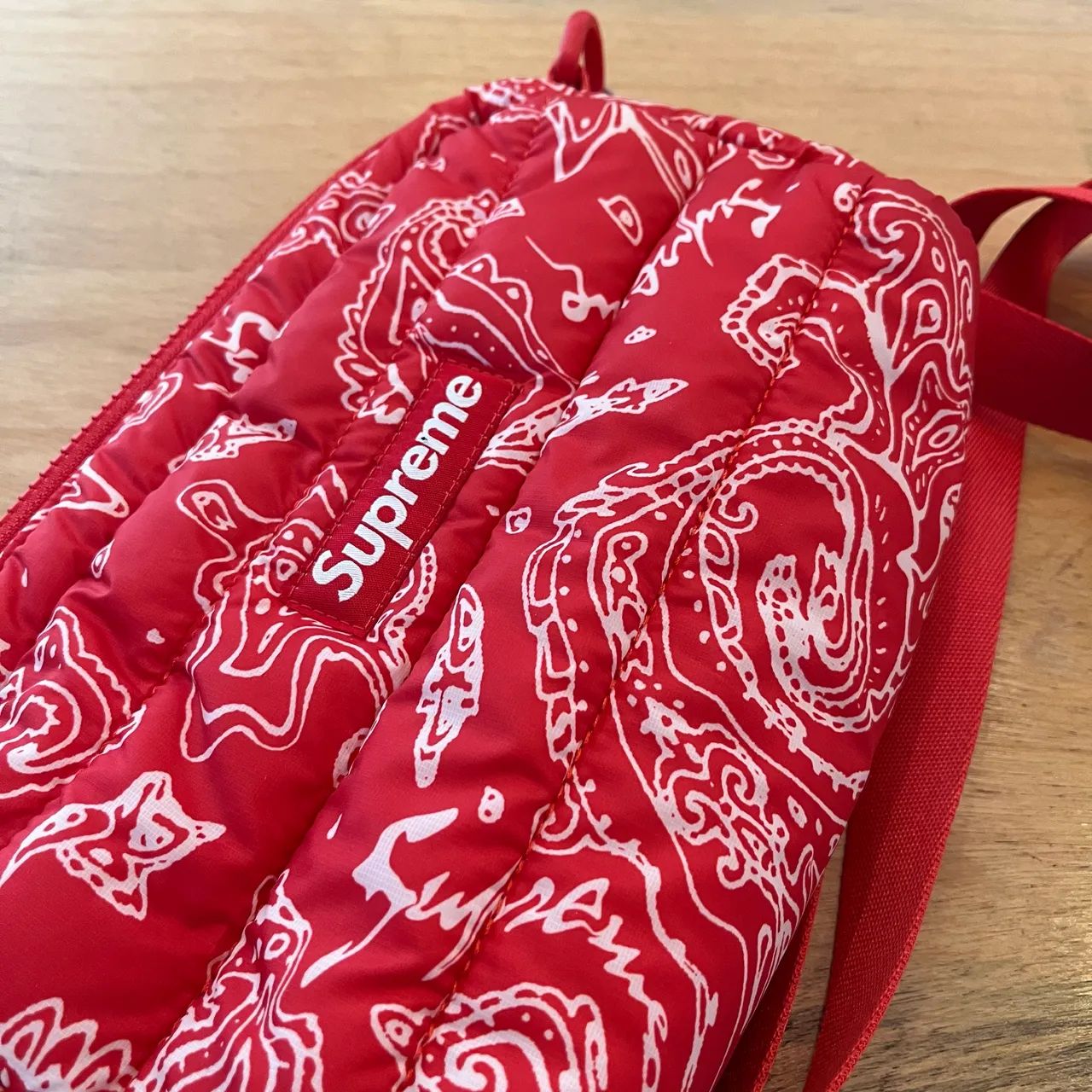Bolsa Supreme Puffer Side Bag FW22 Red Paisley - Bolsas, malas e