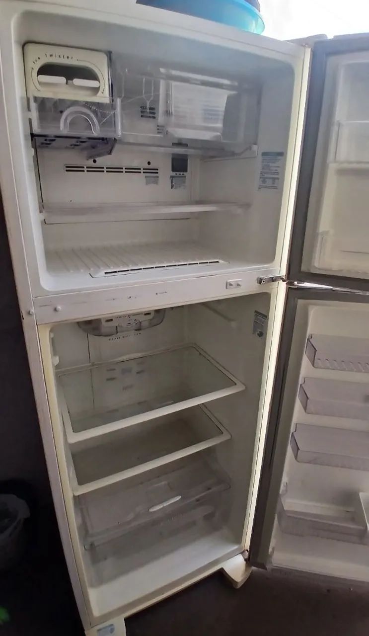 Vendo geladeira,  precisa de reparos. - Foto 5