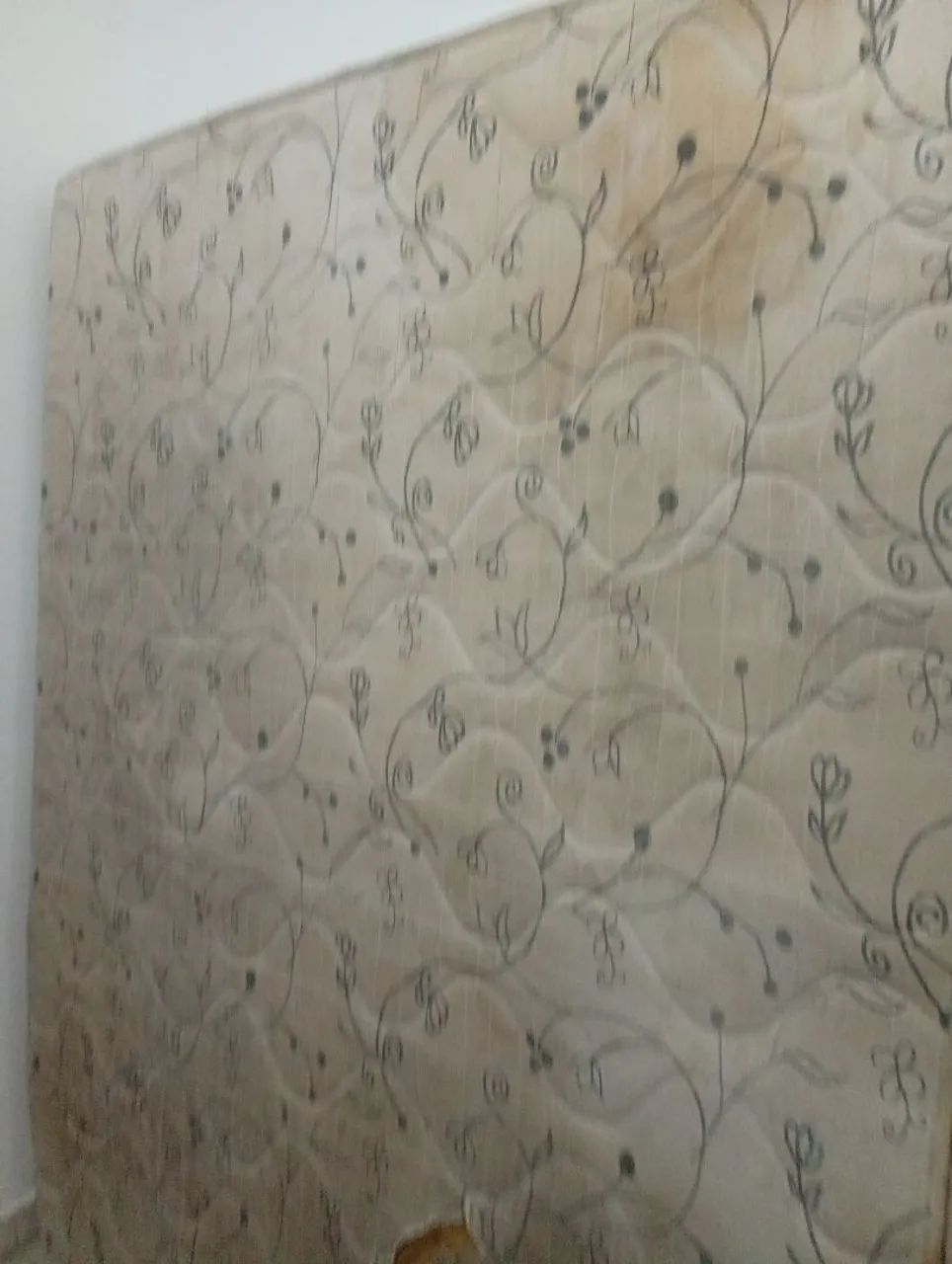 Cama de casal de madeira com colchão