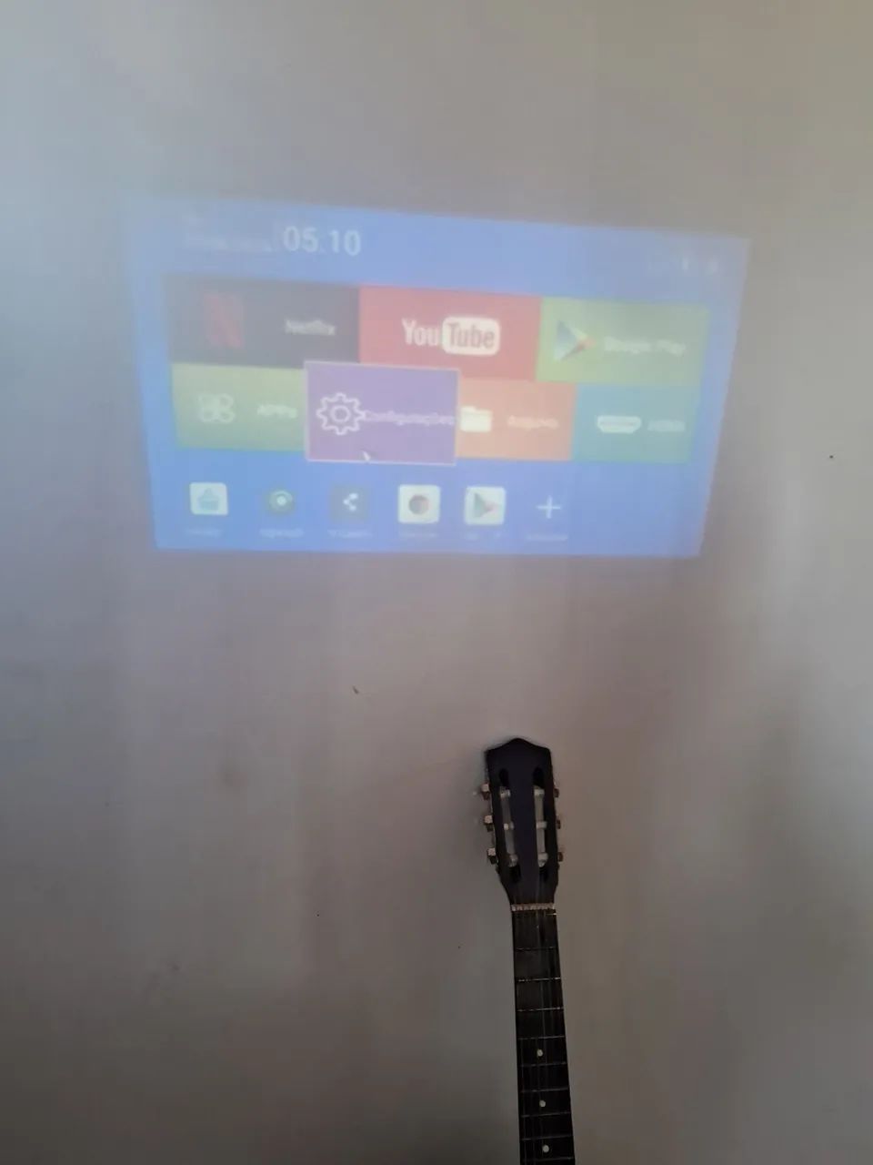 Projetor de celular e contém aplicativos próprios, funciona como uma TV de 120 polegadas,  - Foto 3