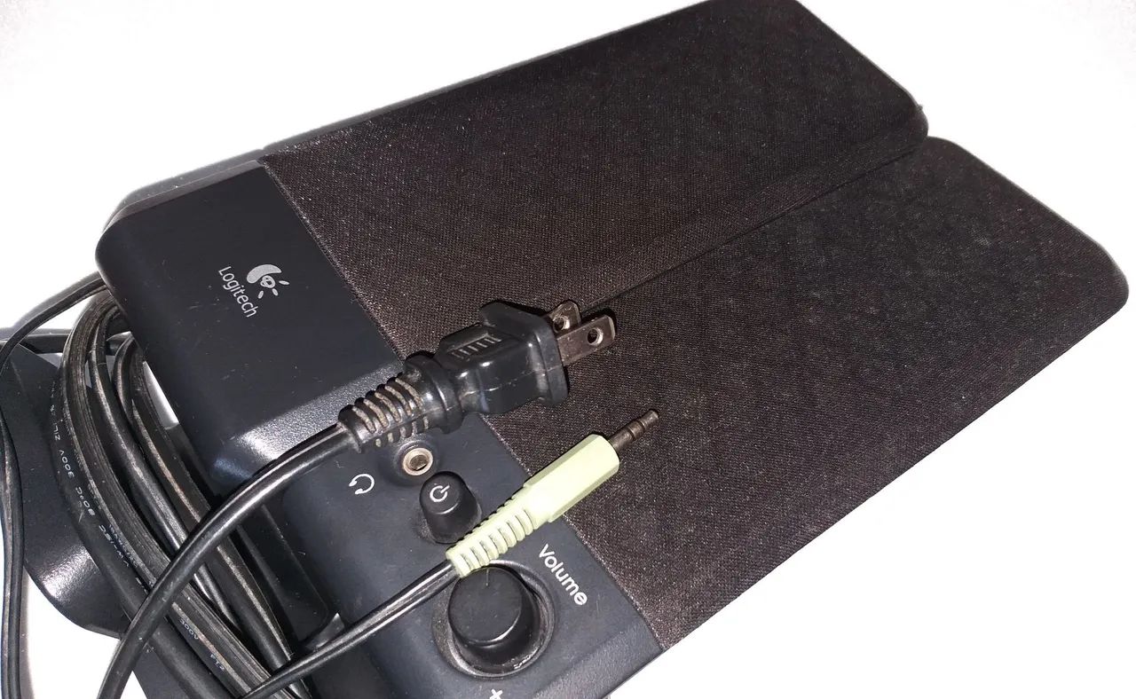 Par de Caixas de Som Logitech R-10 Modelo S-0152A1 Perfeito Estado de Funcionamento ZN SP  - Foto 4