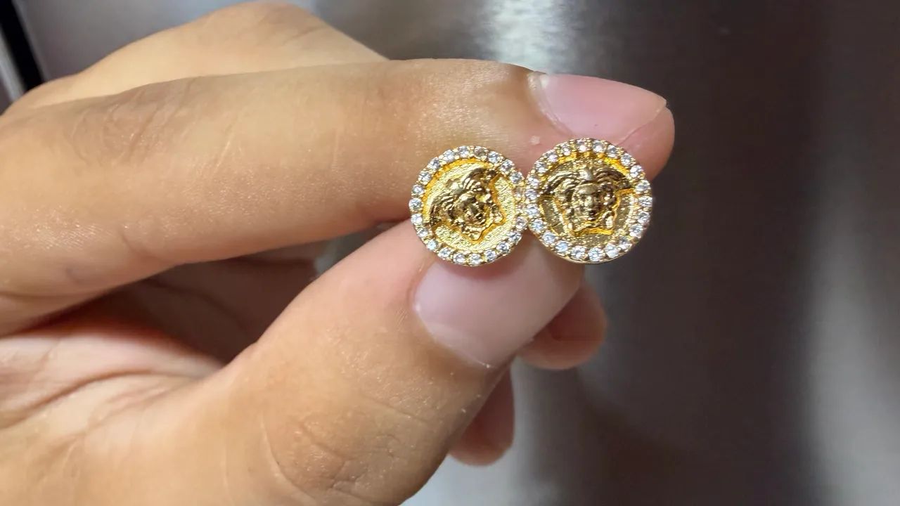 Par de brincos dourado Medusa - Foto 2