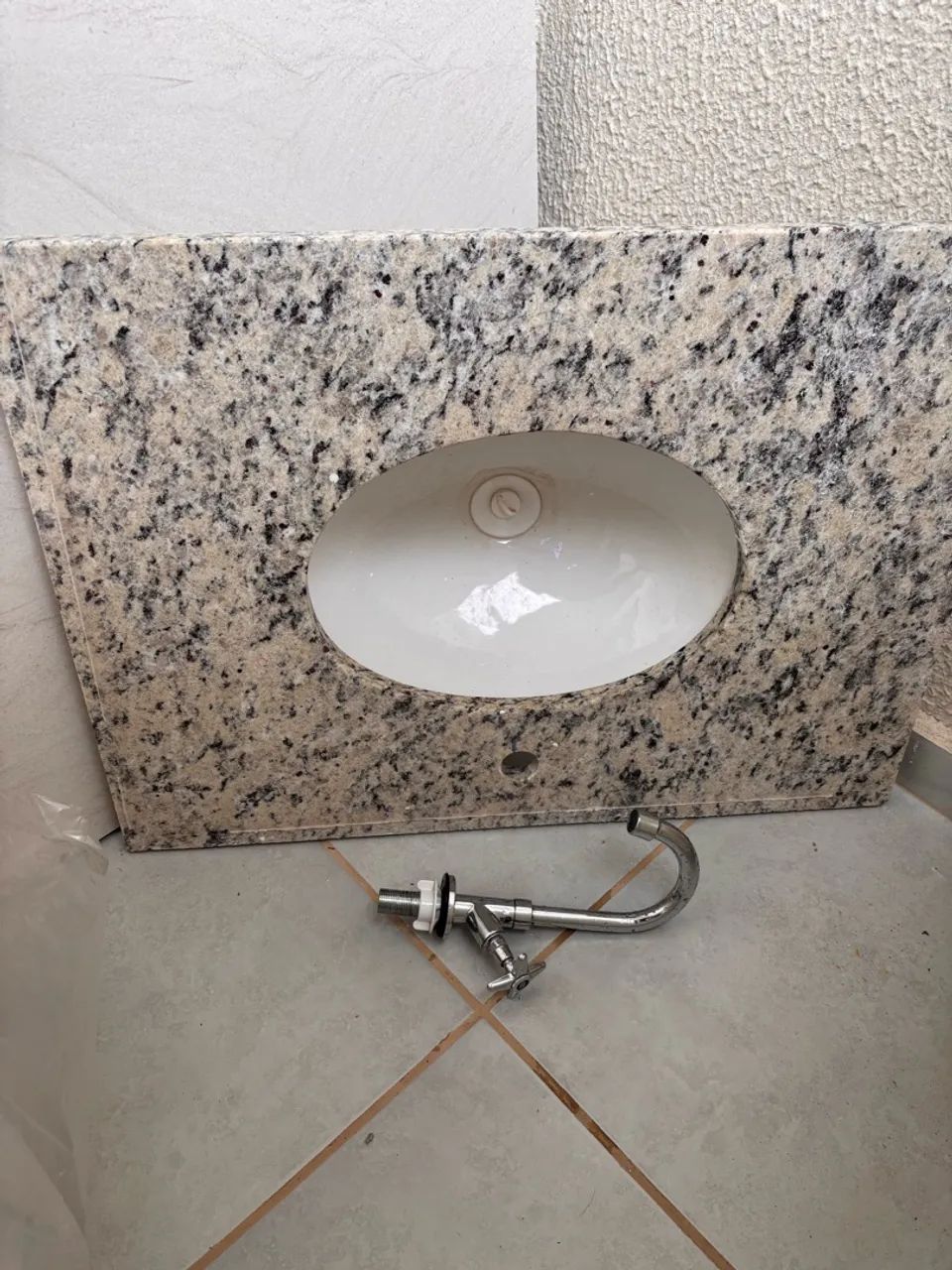 Bancada de banheiro com cuba de granito