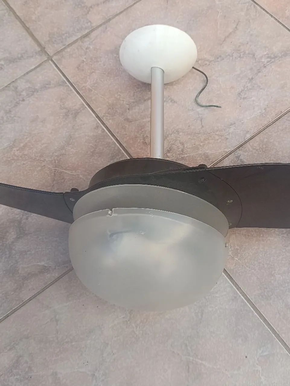 Ventilador de teto com luminária.