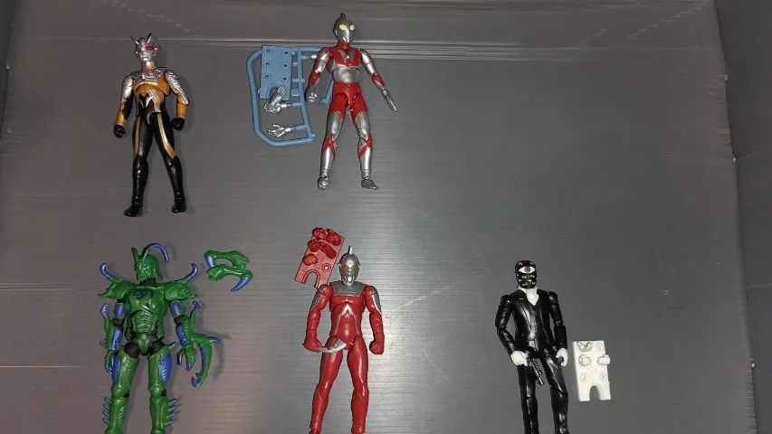ULTRA PACK . 5 ACTION FIGURES escala 1:18 
