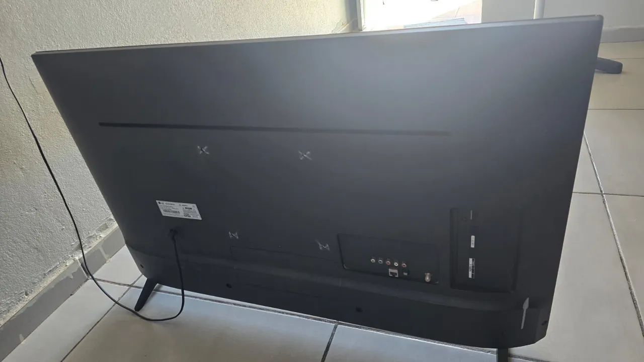 Vendo esta TV smart  LG de 43' polegadas tudo funcionando com controle - Foto 4