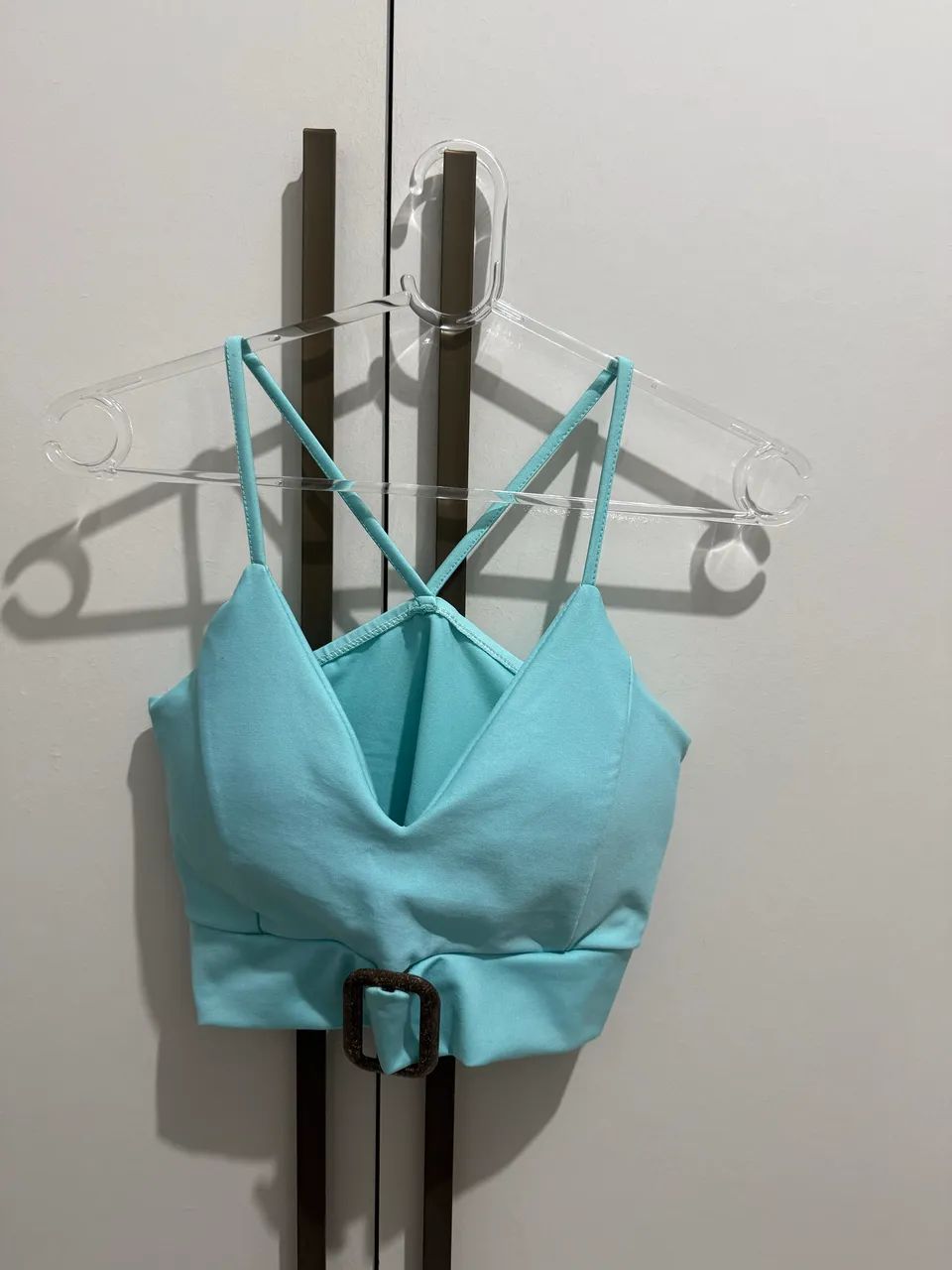 Croppet feminino azul com fivela 
