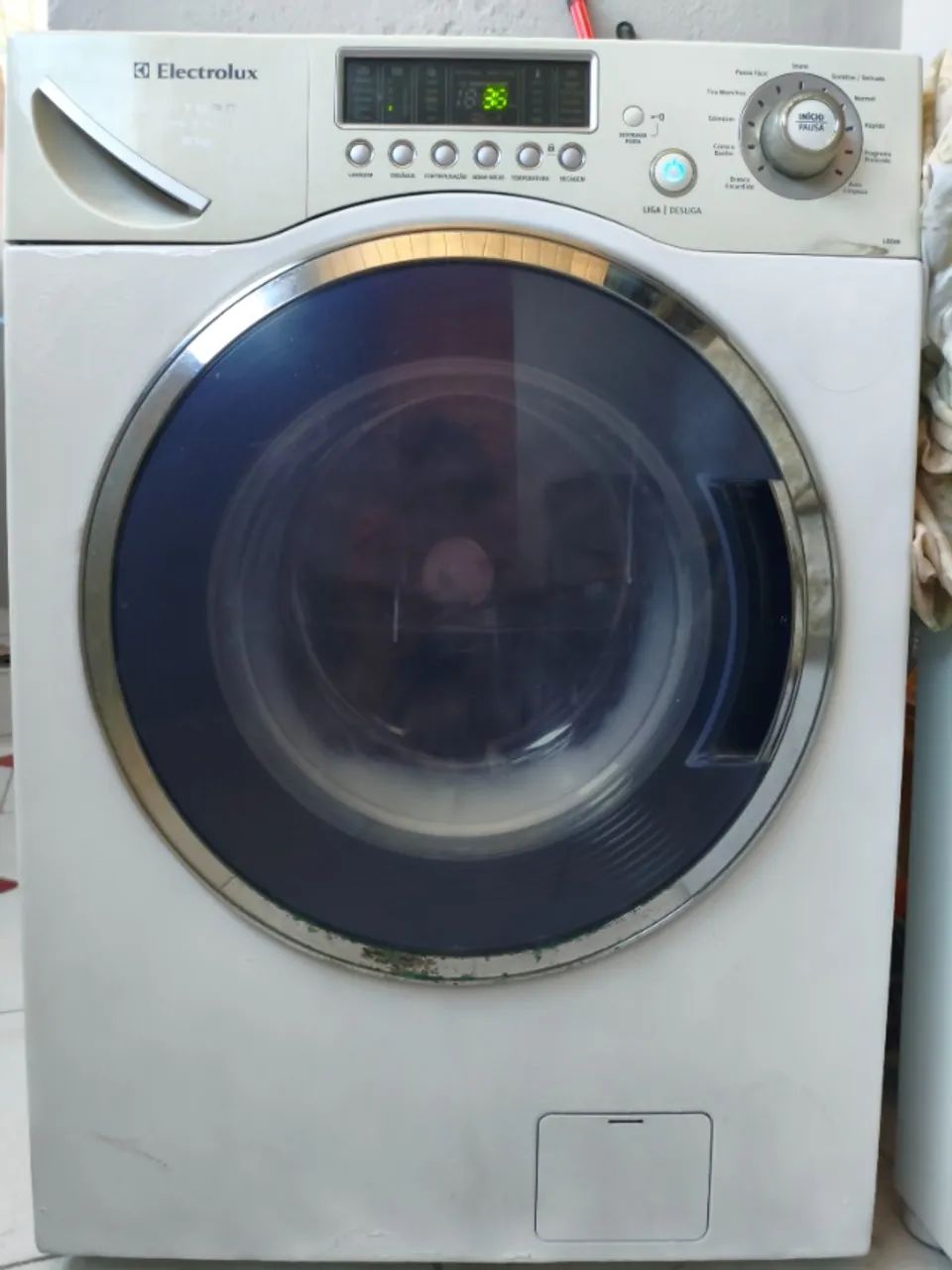 Lava e Seca Electrolux LSE09 9KG funcionando bem