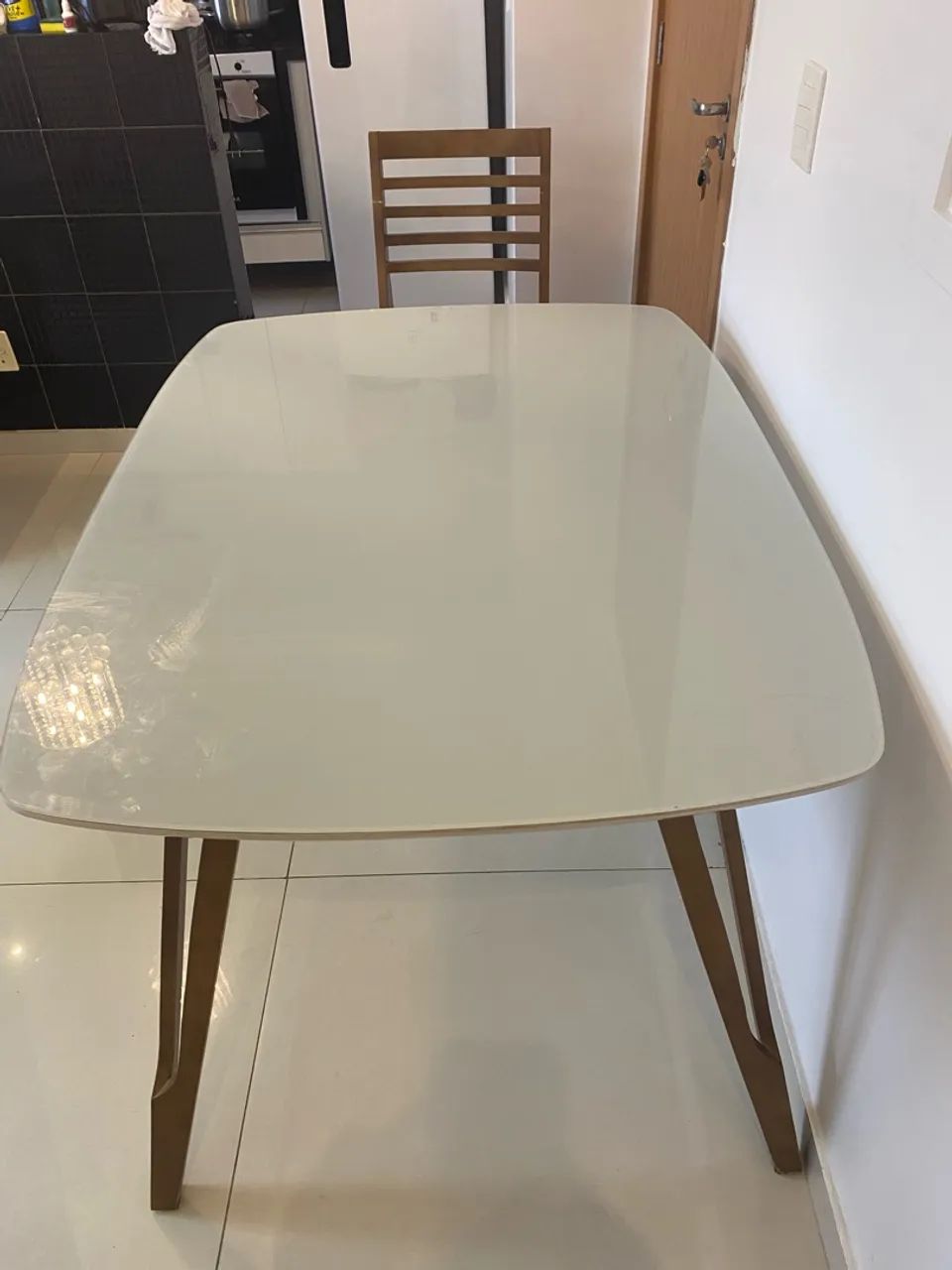 Mesa em madeira sem as cadeiras. - Foto 4