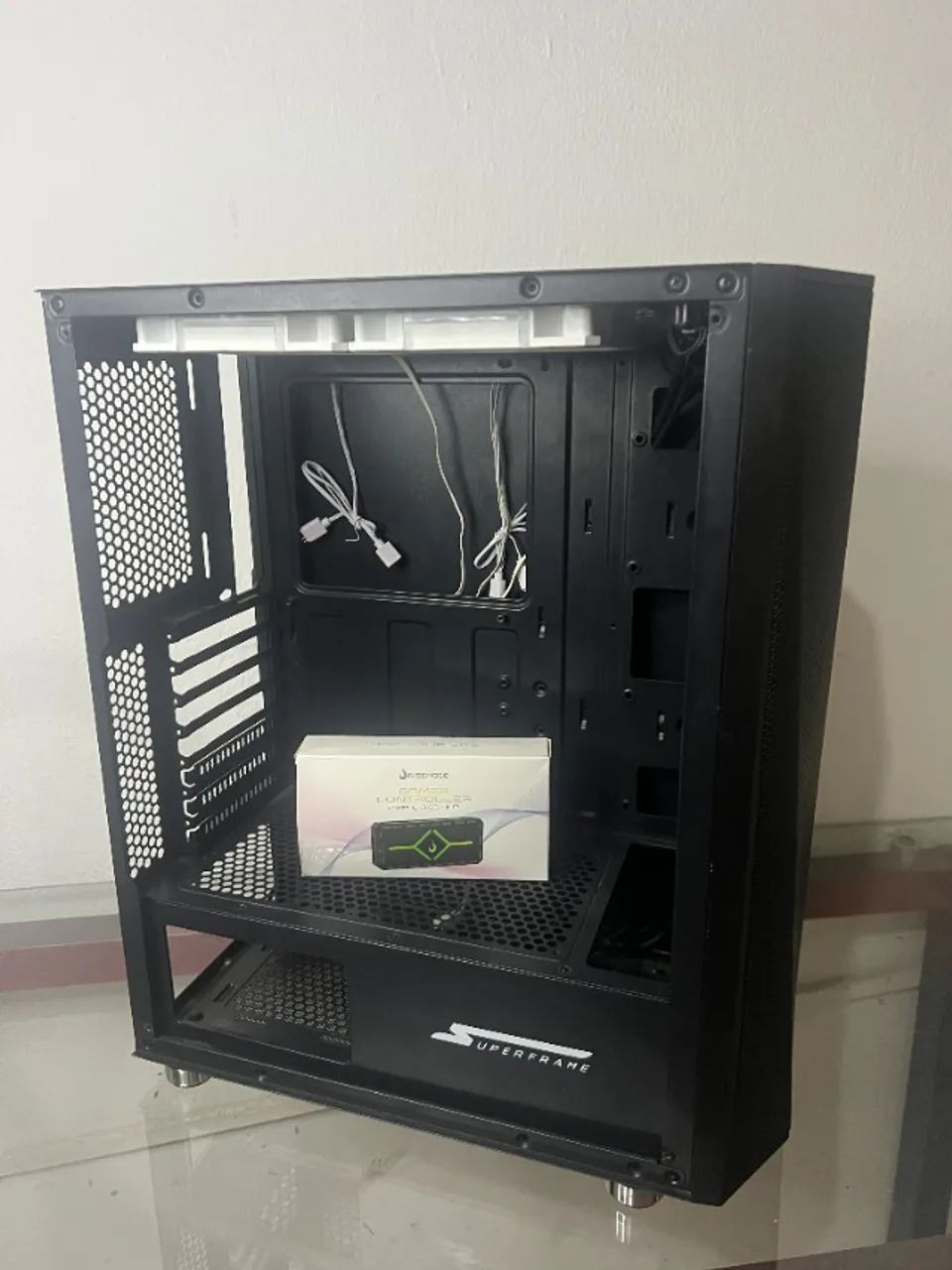 Gabinete + 2 Fans Aigo Brancas 