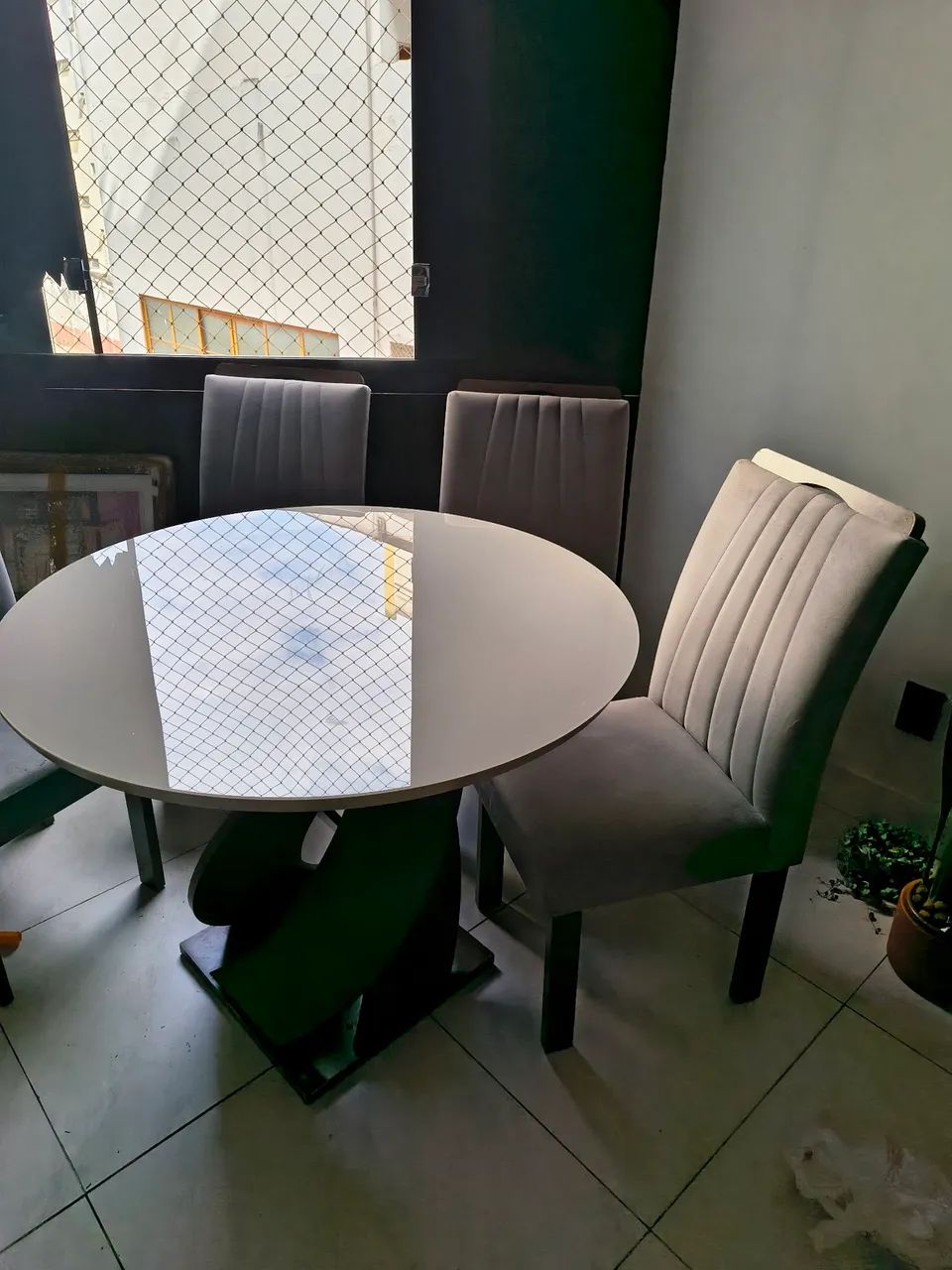 Mesa com 4 cadeiras usada
