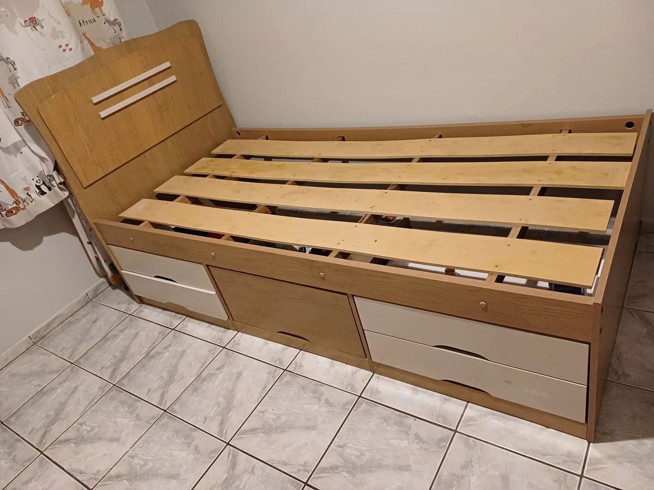 Cama de solteiro com 5 gavetas