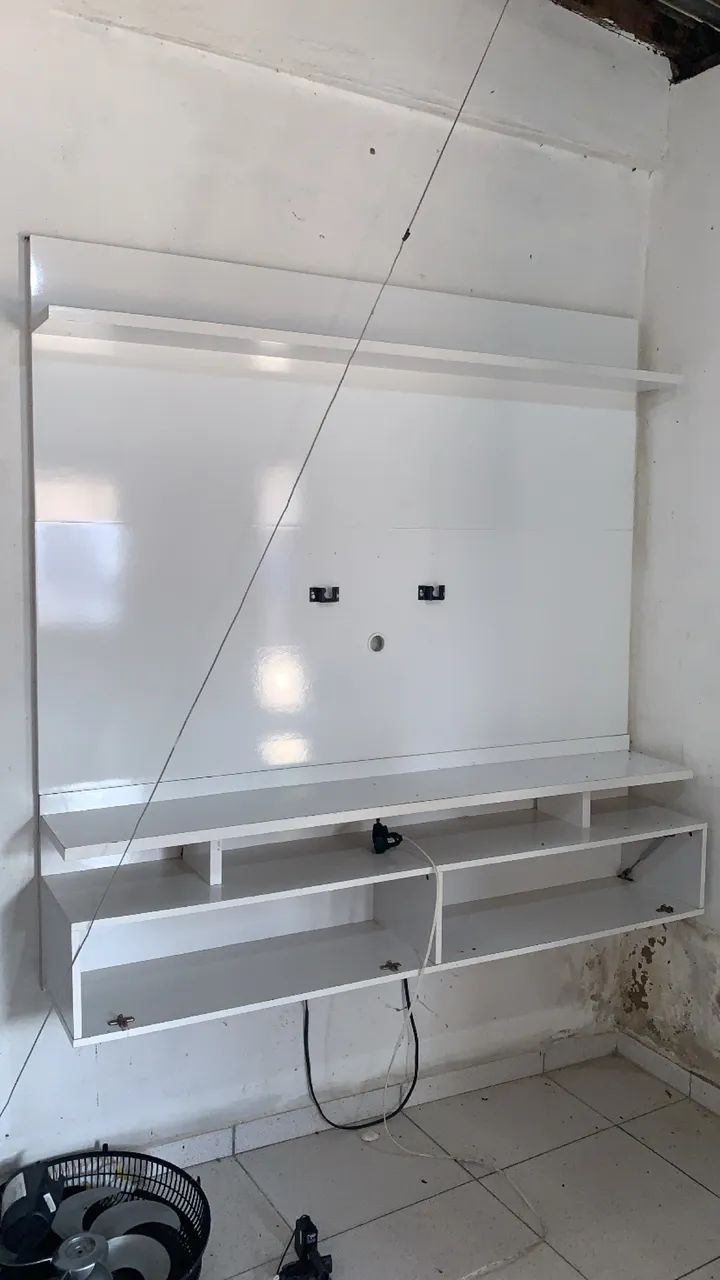 Painel branco com suporte para tv 