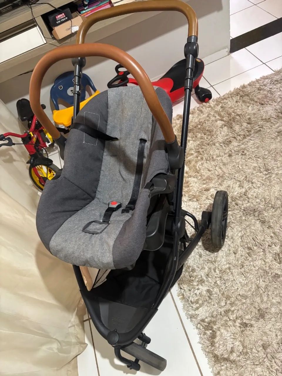 Carrinho de bebê com Moisés e bebê conforto
