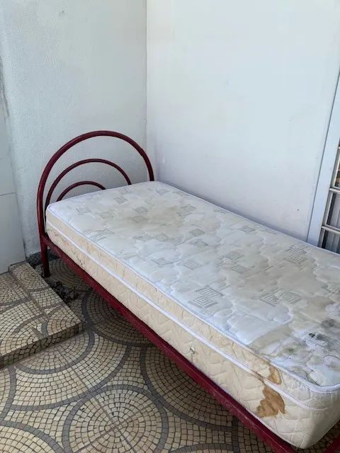 Cama de solteiro de ferro com colchão. - Foto 4