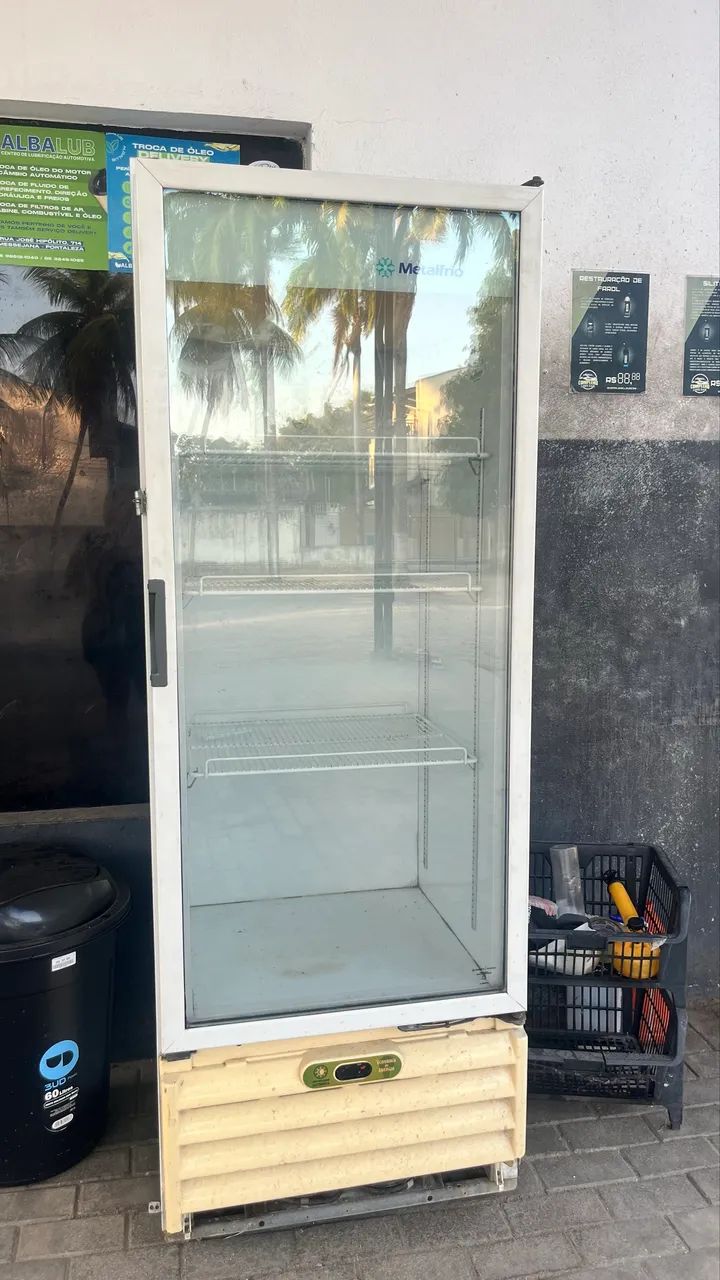 Expositor Refrigerado de Bebidas Metalfrio 398 Litros Branco VB40RL