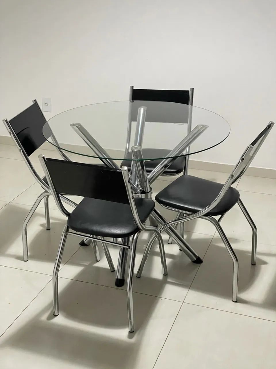 Mesa com 4 cadeiras 