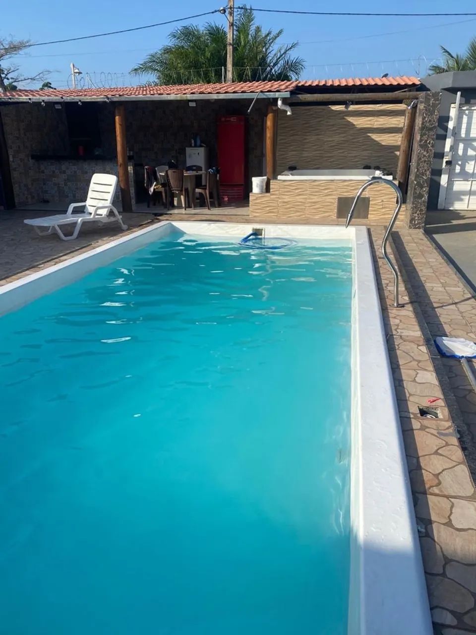 Casa completíssima à venda, piscina e jacuzzi. 