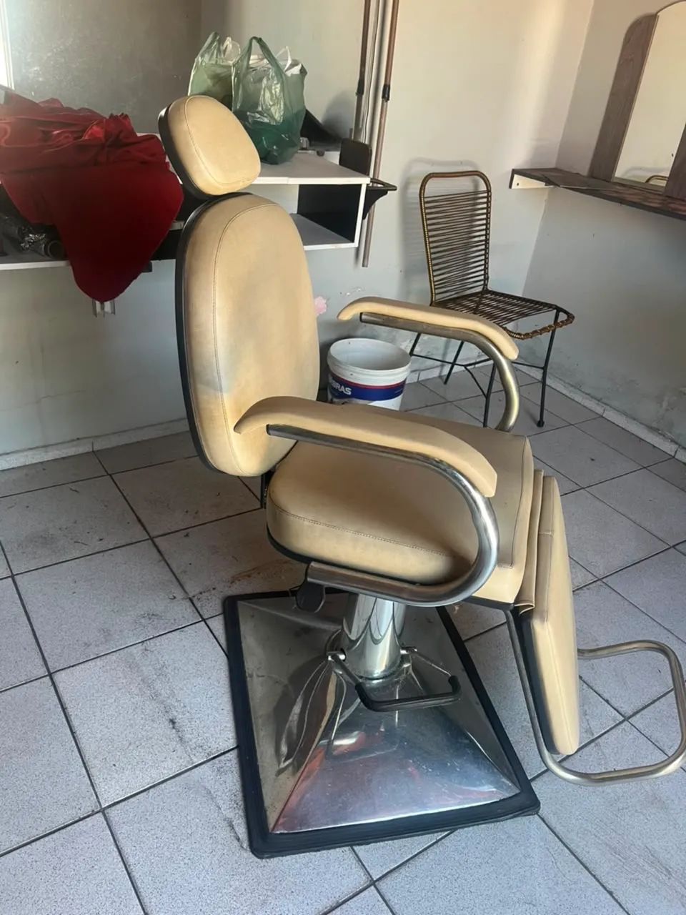     Cadeira Profissional Bege com Apoio de Cabeça - Foto 2